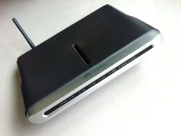 Domáci router s vysunutou anténou a radom diód s označením POWER, LAN, VDSL, INTERNET a WLAN