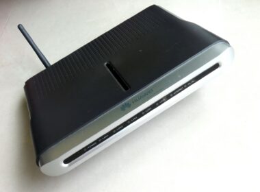 Domáci router s vysunutou anténou a radom diód s označením POWER, LAN, VDSL, INTERNET a WLAN