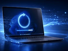 Notebook s modrým pozadím Windows 11, kruhová šípka aktualizácie na obrazovke a panel úloh