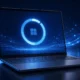 Notebook s logom Windows 11, na obrazovke kruhový indikátor načítania, dole tmavá klávesnica