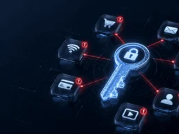 Modrý digitálny kľúč so zámkom, okolo neho ikony wifi, platobná karta, video a účet s červenými výstrahami