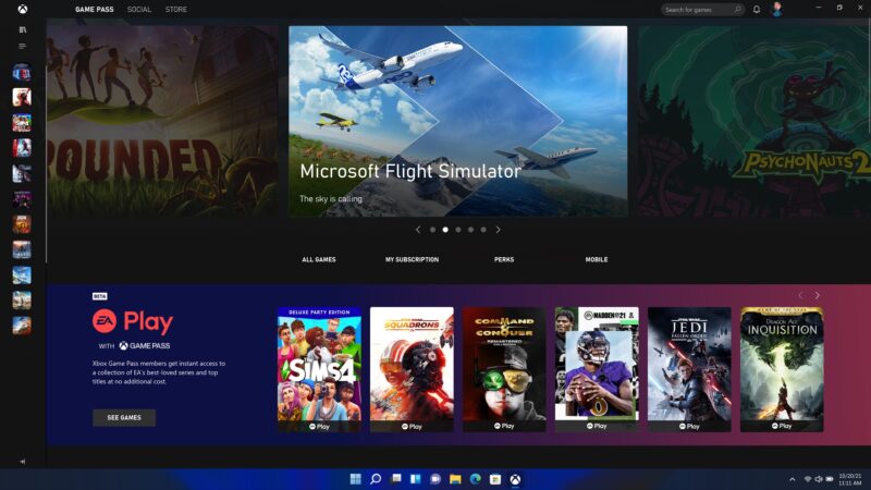 Aplikácia Xbox vo Windows 11 na karte Game Pass s veľkým bannerom hry Microsoft Flight Simulator, ľavým pásom obalov hier a spodnou sekciou EA Play s dlaždicami The Sims 4, Star Wars: Squadrons či Dragon Age: Inquisition.