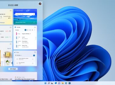 Vysunutý panel widgetov na ľavej strane plochy Windows 11 s hodinami 11:11, dlaždicami Počasie, Microsoft Edge, Watchlist, Kalendár, Fotky a To Do, pod nimi sekcia Top stories; vpravo modrá vlnová tapeta.
