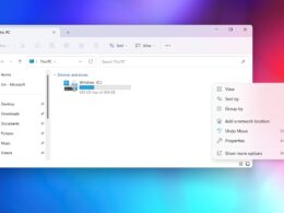 Okno Prieskumníka súborov v systéme Windows 11 s otvoreným priečinkom Tento počítač a diskom Windows (C:); vpravo je rozbalená kontextová ponuka s položkami Zobraziť, Zoradiť podľa, Zoskupiť podľa, Vlastnosti a Zobraziť ďalšie možnosti, v pozadí farebná plocha.