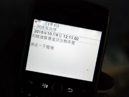 Displej mobilného telefónu s otvorenou SMS správou