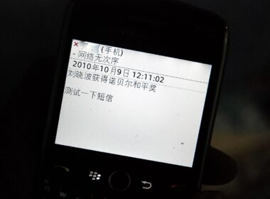 Displej mobilného telefónu s otvorenou SMS správou
