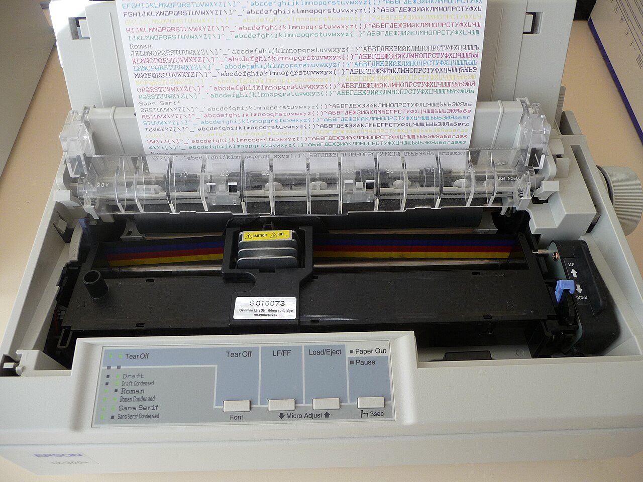 Otvorená ihličková tlačiareň Epson so skúšobnou stranou písma a farebnou páskou