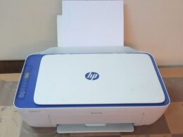 Biela multifunkčná atramentová tlačiareň HP DeskJet s modrým rámom a papierom v zásobníku